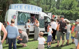 Les crèmes glacées sont parties comme des petits pains, hier, avec les températures estivales. ©Carole Alkabes