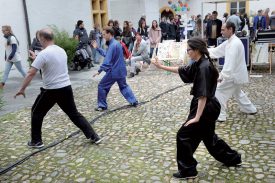 Dans la cour du Château, workshop de Qi-Kong et Tai-chi-chuan (Renaissance Tao). ©Michel Duperrex