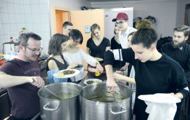 Pendant que certains dansaient, les jeunes s’affairaient en cuisine, afin d’offrir un voyage de saveurs à leurs convives. Direction la Hongrie, avec sa célèbre goulash. ©Michel Duvoisin