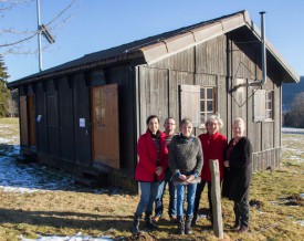 Par solidarité, des habitants de la région ont transformé une maisonette de l’armée en lieu d’échange pour les résidents des Rochats. © Mikaël Justo