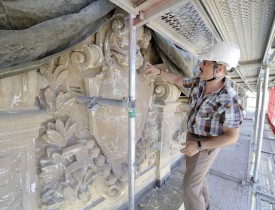 Le responsable des bâtiments de la Ville Jean-François Sutterlet montre l’ampleur des dégâts. Lorsqu’il touche la pierre, elle s’effrite. © Michel Duperrex