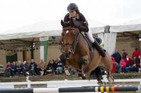 La cavalière de Vuarrens Joëlle Thiébaud et Team de Coquerie sont devenus vice-champions vaudois, dans la catégorie reine, sur le paddock d'Yverdon. © Michel Duperrex