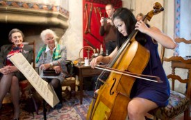 La soliste a fait vibrer le public avec son violoncelle. © Michel Duperrex