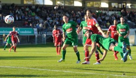 Sous les yeux d’Edin Becirovic, Toni Jankuloski place une tête plongeante gagnante contre Fribourg. © Duperrex -a