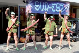 Le Quatuor Bocal a chanté et amusé les passants de la rue du Lac, hier après-midi. ©Michel Duperrex