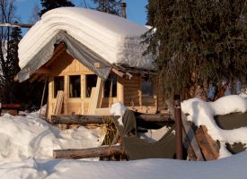 La cabane offre un surplus de confort, même si la tente (premier plan), chauffée avec un fourneau à bois, faisait déjà le bonheur de Nicolas Reymond. ©DR