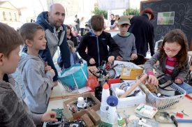 A la place Pestalozzi, un atelier de bricolage a rassemblé le jeune public. ©Michel Duperrex