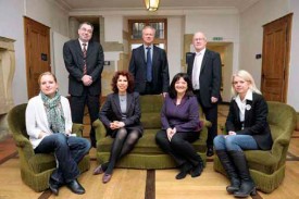 La nouvelle Municipalité avec, en haut, de g. à dr.: Jean-Claude Ruchet, Jean-Daniel Carrard et Marc-André Burkhard. Et, en bas, de g. à dr.: Marianne Savary, Gloria Capt, Valérie Jaggi Wepf et Nathalie Saugy. © Nadine Jacquet