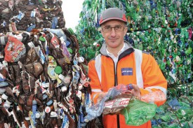 Xavier Prudhomme, directeur adjoint de Cand-Landi S.A., présente le tri des bouteilles en plastique, à La Poissine. Une nouvelle activité de la société. © Michel Duperrex