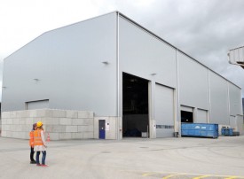 Plus de 7000 tonnes de bouteilles seront triées, par année, dans ce bâtiment. © Michel Duperrex