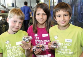 Vladimir Paris, Charlotte Morattel, Noah Henzer et leur mini voiture. © Michel Duperrex