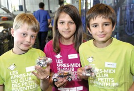 Vladimir Paris, Charlotte Morattel, Noah Henzer et leur mini voiture. © Michel Duperrex