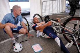 Tony Josselin, entraîneur de l’équipe de France, donne ses derniers conseils à Riadh Tarsim. © Nadine Jacquet