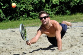 Le beach tennis requiert parfois de se jeter dans le sable pour sauver une balle. Ici, Alexandre Thomet, l’un des joueurs de Chamblon. © Duperrex -a