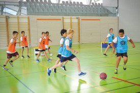 Le skillgame est une discipline qui mélange le football et le basketball (on joue avec les pieds d’un côté du terrain, avec les mains de l’autre): de quoi faire travailler, à la fois, le corps et l’esprit. Jusqu’au-boutistes, les organisateurs du camp ont créé et développé leur propre ballon, adapté aux deux sports. © Carole Alkabes