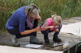 Nelia et sa maman contemplent les secrets des marais, après une partie de pêche. © Gabriel Lado