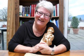 Pierrette Roulet-Grin tenant le Champignac d’Or, représentant le maire de Champignac, connu pour ses discours pleins de langue de bois dans Spirou et Fantasio. © Aubert