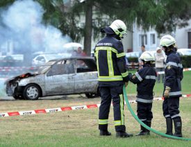 Les sapeurs-pompiers se sont attaqués à une voiture en flammes à Yvonand. ©Carole Alkabes