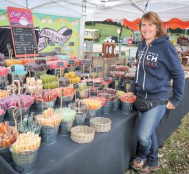 Même si le marché artisanal avait lieu sur les hauteurs jurassiennes, Sophie Pierre-Bez est venue y présenter ses sucettes bretonnes. ©Carole Alkabes