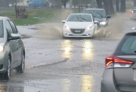 L’avenue Kiener était partiellement inondée depuis le milieu de la matinée. ©Michel Duperrex, Michel Duvoisin et I. Ro