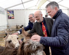 La ferme des animaux, le stand qui plaît à tout le monde, y compris à Peppe Alfonzo, à Laurent Gabella et à Jean-Daniel Carrard (de g. À dr.). ©Michel Duperrex