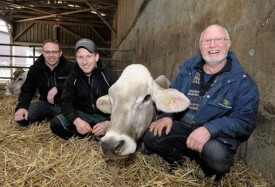 De g. à d.: Adrian Stotzer, de Swissgenetics, Vincent et Philippe Gruet. © Nadine Jacquet