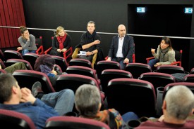 De g. à dr.: Britta Rindelaub, réalisatrice du documentaire; Viviane Schekter, directrice de l’association REPR, Relais parents enfants; Daniel Lambelet, professeur à la Haute école de travail social et de la santé; Alain Broccard, directeur de la prison de la Croisée; Joelle Klopfenstein, assistante sociale aux Etablissements de la plaine de l’Orbe (EPO). © Michel Duperrex