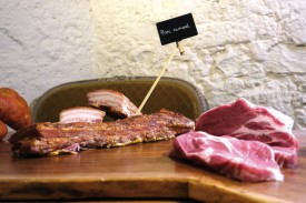 Les produits réalisés avec le porc romand étaient proposés à la dégustation. © Charles Baron