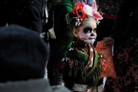 Tous les moyens étaient bons, ce week-end, pour chasser l’hiver: les masques mexicains pour cette petite fille... © Nadine Jacquet