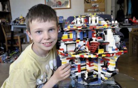 Nicolas Volery joue aux Lego depuis tout petit et a découvert la saga Star Wars il y a deux ans. © Michel Duperrex