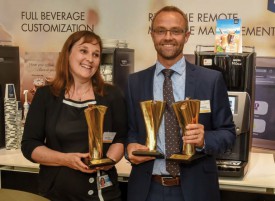 Carin Filliol, formatrice technique, et Marcus Berntsson, responsable du développement des machines, avec les trophées innovation qui ont été décernés au Beverage Center à l’interne de Nestlé. © Pierre Blanchard