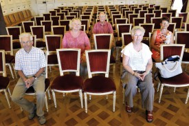 De g. à dr.: Gérald Sonnay, Marieke Donker, Jean-Marc Poulin, Josy Tessa et Andrée Sonnay, quelques-uns des acteurs de la création du Conseil des seniors, dans la salle des débats de l’Hôtel de Ville d’Yverdon-les-Bains, où auront lieu les prochaines séances. © Michel Duperrex