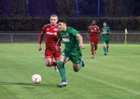 L’Yverdonnois Allan Eleouet se joue du Stadiste Kevin Pianaro et s’en va marquer le premier but. © Roger Juillerat