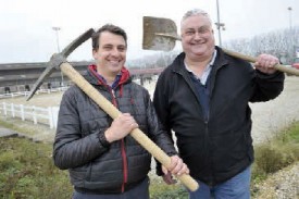 Guillaume Hennequin, directeur du Centre équestre d’Yverdon et Max Studer, le propriétaire, ont hâte que les travaux débutent. © Michel Duperrex 