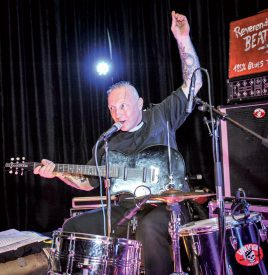 Vendredi soir, Reverend Beat-Man a rythmé la soirée à l’Aula Magna du Château de la Cité thermale, avec son blues trash. Un excellent moyen de lancer le week-end de festivités.