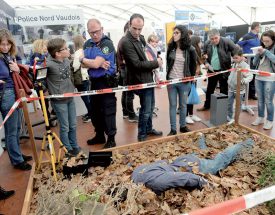 L’animation de Police Nord vaudois place le visiteur dans la peau d’un expert qui doit passer une scène de crime au peigne fin, afin de trouver des indices. ©Michel Duperrex