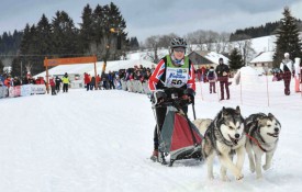 Cherry Fairley, deux superbes malamutes, une jupe à carreaux et des manches britanniques. L’Ecosse arrive! © Bobby C. Alkabes