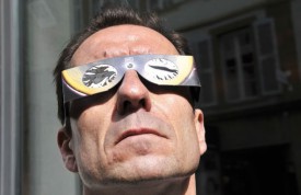 Stéphane Lainé préconise de porter des lunettes spéciales pour observer l’éclipse. © Michel Duperrex