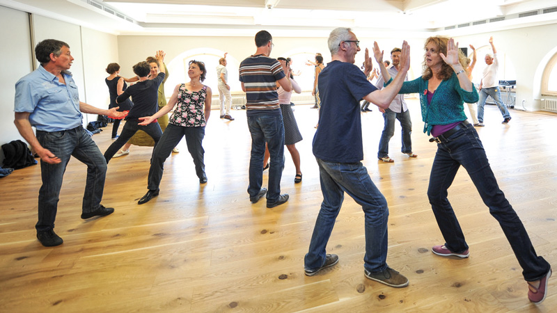 Sous la direction du danseur Valentino Sorpresi, certains se sont laissés surprendre par des cours de tango, donnés au Théâtre Benno Besson. © Carole Alkabes