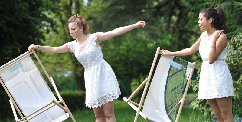Au parc du Castrum, les danseuses de l’école Art Dance jouent avec les transats de la ville. © Carole Alkabes