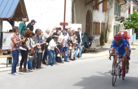 Grosse ambiance à Cuarny, où les villageois avaient sorti les cloches et tout le tsoin-tsoin pour encourager les athlètes, qui leur adressaient des signes de remerciement à leur passage. © Michel Duvoisin