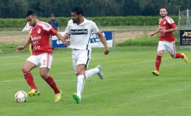 L’attaquant de Bavois Omar Bellagra face au Brésilien Andre Santos, un ancien d’Arsenal. © Michel Duvoisin