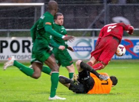 Ummel intervient dans les pieds de Mora, ce qui vaudra un penalty à Guin... © Champi