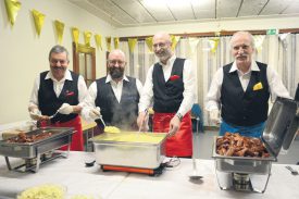 Habillés de leur beau tablier, Gabriel Caillet, Albert Graf,Ernest Reumer et Dominique Garratti (de g. à dr.) ont servi leur menu traditionnel, à savoir du papet vaudois sur un lit de cornettes. ©Michel Duvoisin