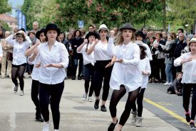 De nombreuses écoles de la Cité thermale ont présenté diverses interventions dansées inattendues. Les badauds ont, ainsi, pu découvrir les élèves de l’Espace-Danse, sur la place des Droits de l’homme. ©Michel Duperrex