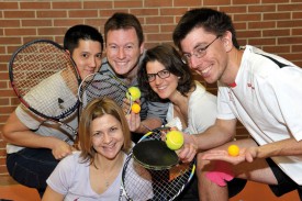 De g. à dr.: Frédéric Doan (polyvalent), Viktoria Szendrei (tennis), Cédric Küenzi (tennis), Adeline Kilchenmann (badminton) et Julien Ming (tennis de table), les membres du comité du Racketlon Yverdon. Manque: Michael Rychetsky. © Michel Duperrex