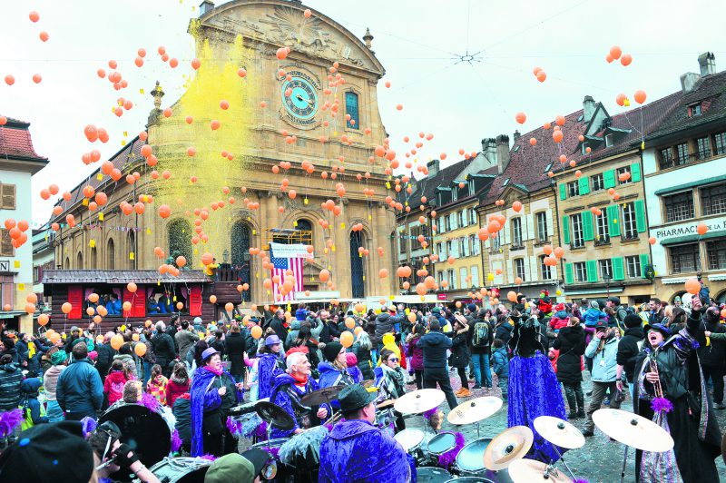 Près de 800 ballons ont été lancés dans le ciel, tous de la couleur de l’entreprise qui les a offerts, Concordia.© Michel Duperrex