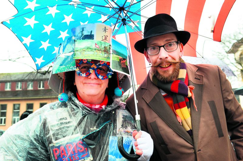 La reine (Christina Gutknecht) et le roi (Cyril Pantet) des Brandons d’Yverdon-les-Bains 2018 avaient tous les accessoires pour voir la vie en couleur. © Michel Duperrex