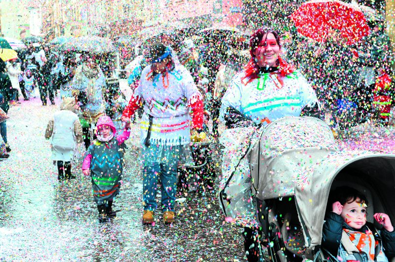 Après avoir obtenu les clés de la ville d’Yverdon-les-Bains des mains du syndic, le comité des Brandons ne s’est pas gêné pour redécorer le cœur de la Cité thermale avec des confettis multicolores.