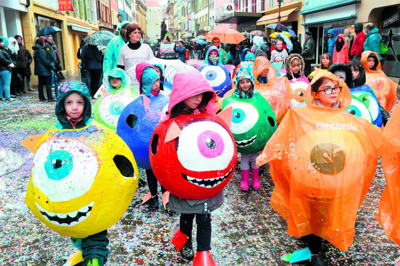 La pluie n’a pas découragé les écoliers, qui ont suivi le mouvement du grand cortège tout en apportant de la couleur et de la gaieté, hier dans les rues d’Yverdon-les-Bains. © Michel Duperrex